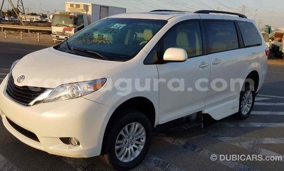 Acheter Import Voiture Toyota Sienna Blanc à Import - Dubai, Bujumbura Acheter Import Voiture Toyota Sienna Blanc à Import - Dubai, Bujumbura
