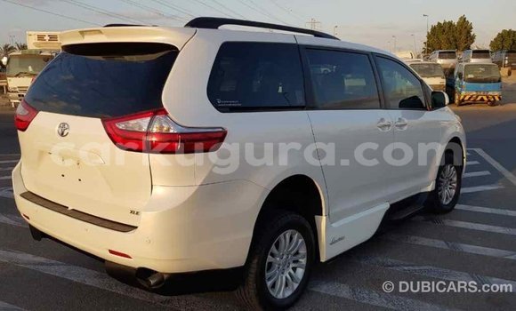 Acheter Import Voiture Toyota Sienna Blanc à Import - Dubai, Bujumbura Acheter Import Voiture Toyota Sienna Blanc à Import - Dubai, Bujumbura