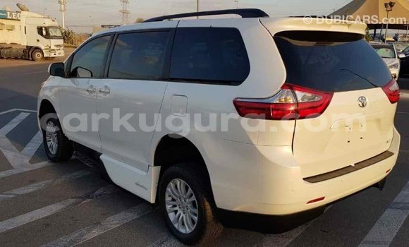 Acheter Import Voiture Toyota Sienna Blanc à Import - Dubai, Bujumbura Acheter Import Voiture Toyota Sienna Blanc à Import - Dubai, Bujumbura
