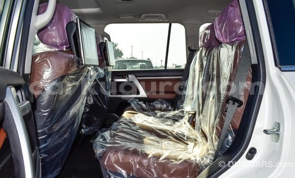 Acheter Import Voiture Toyota Land Cruiser Blanc à Import - Dubai, Bujumbura Acheter Import Voiture Toyota Land Cruiser Blanc à Import - Dubai, Bujumbura