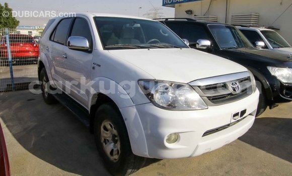 Acheter Import Voiture Toyota Fortuner Blanc à Import - Dubai, Bujumbura Acheter Import Voiture Toyota Fortuner Blanc à Import - Dubai, Bujumbura