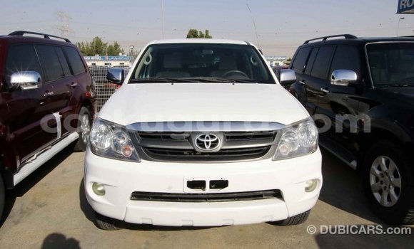 Acheter Import Voiture Toyota Fortuner Blanc à Import - Dubai, Bujumbura Acheter Import Voiture Toyota Fortuner Blanc à Import - Dubai, Bujumbura