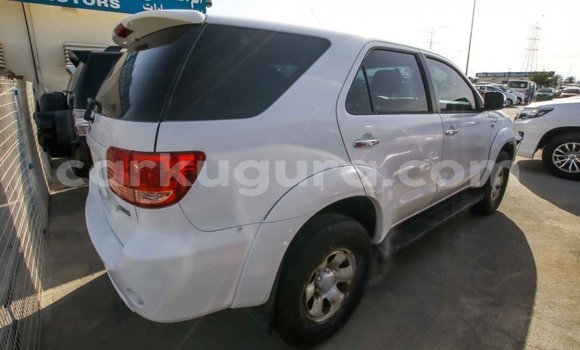 Acheter Import Voiture Toyota Fortuner Blanc à Import - Dubai, Bujumbura Acheter Import Voiture Toyota Fortuner Blanc à Import - Dubai, Bujumbura