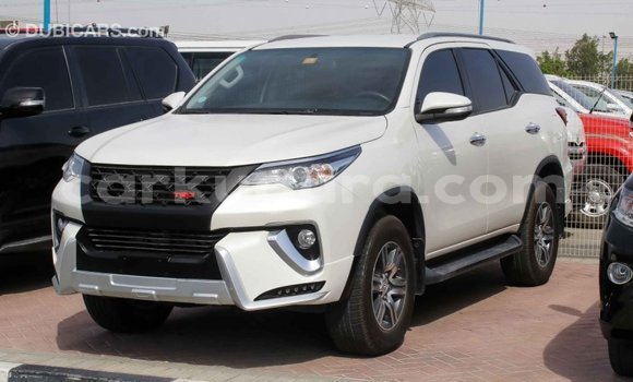 Acheter Import Voiture Toyota Fortuner Blanc à Import - Dubai, Bujumbura Acheter Import Voiture Toyota Fortuner Blanc à Import - Dubai, Bujumbura