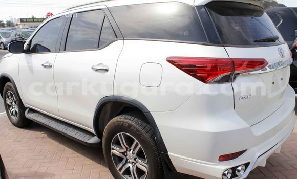 Acheter Import Voiture Toyota Fortuner Blanc à Import - Dubai, Bujumbura Acheter Import Voiture Toyota Fortuner Blanc à Import - Dubai, Bujumbura